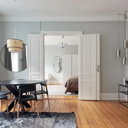 Spacious Scandinavian 3br In Vibrant Area