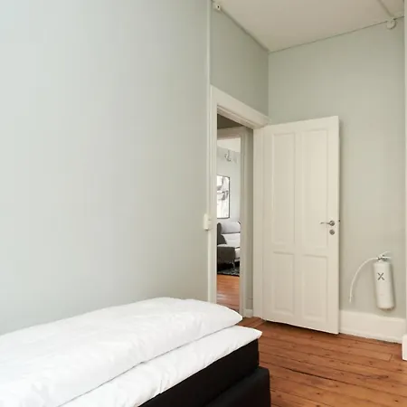 Spacious Scandinavian 3br In Vibrant Area