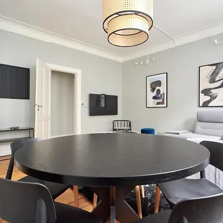 Spacious Scandinavian 3br In Vibrant Area *