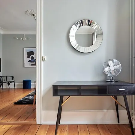 Spacious Scandinavian 3br In Vibrant Area 아파트