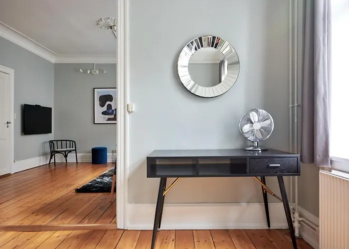 Spacious Scandinavian 3br In Vibrant Area Lägenhet